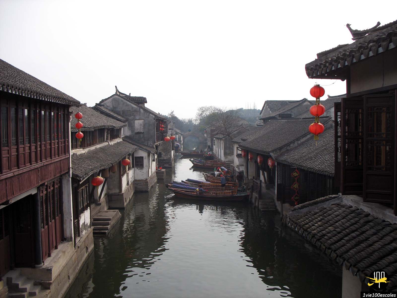 Le traditionnel village de Zhouzhuang avec ses barques, ses ponts et ses lampions rouges