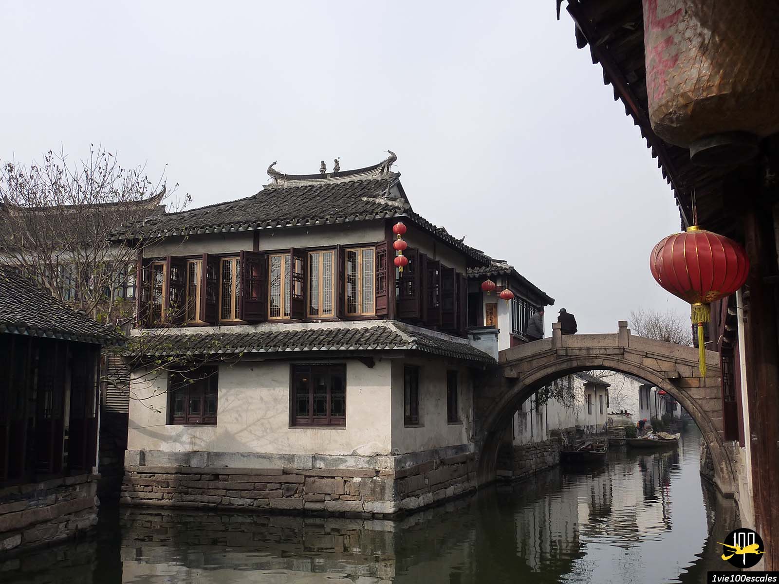 Les canaux et les ponts en pierre du village de Zhouzhuang près de Shanghai en Chine