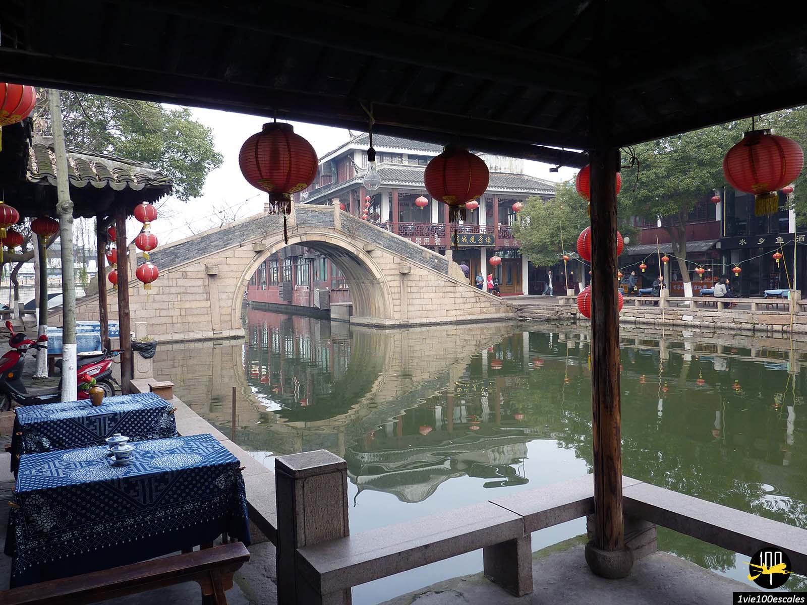 Les restaurants de Zhouzhuang au bord des canaux et des ponts en pierre
