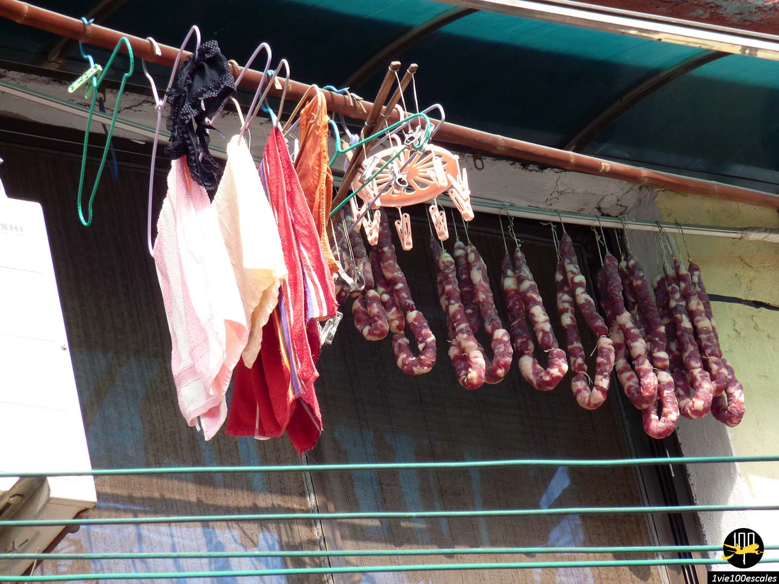 Dans les rues de Shanghai les saucissons sèchent à côté des vêtements des habitants