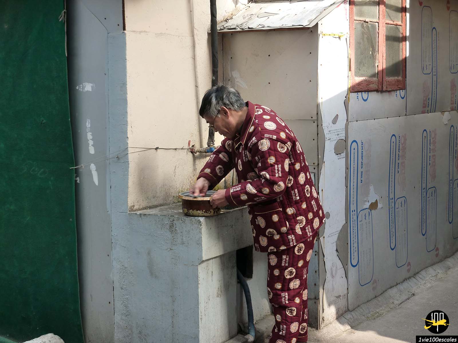 Le pyjama en pleine rue, vieille habitude, fait débat à Shanghai en Chine
