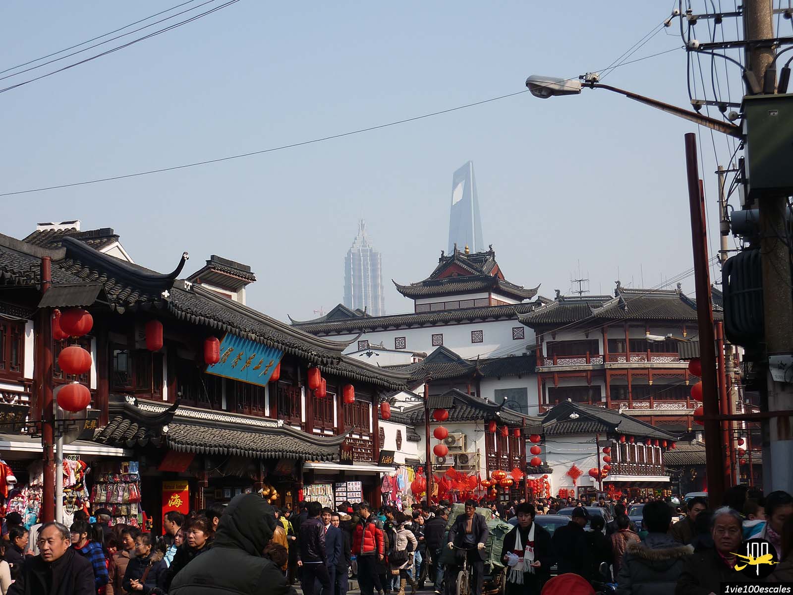 La vieille rue Yuyuan avec ses boutiques et ses lampions rouges