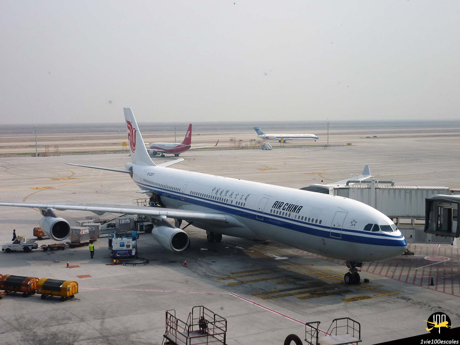 Un avion de la compagnie aérienne Air China sur le tarmac de l'aéroport de Shanghai Pudong