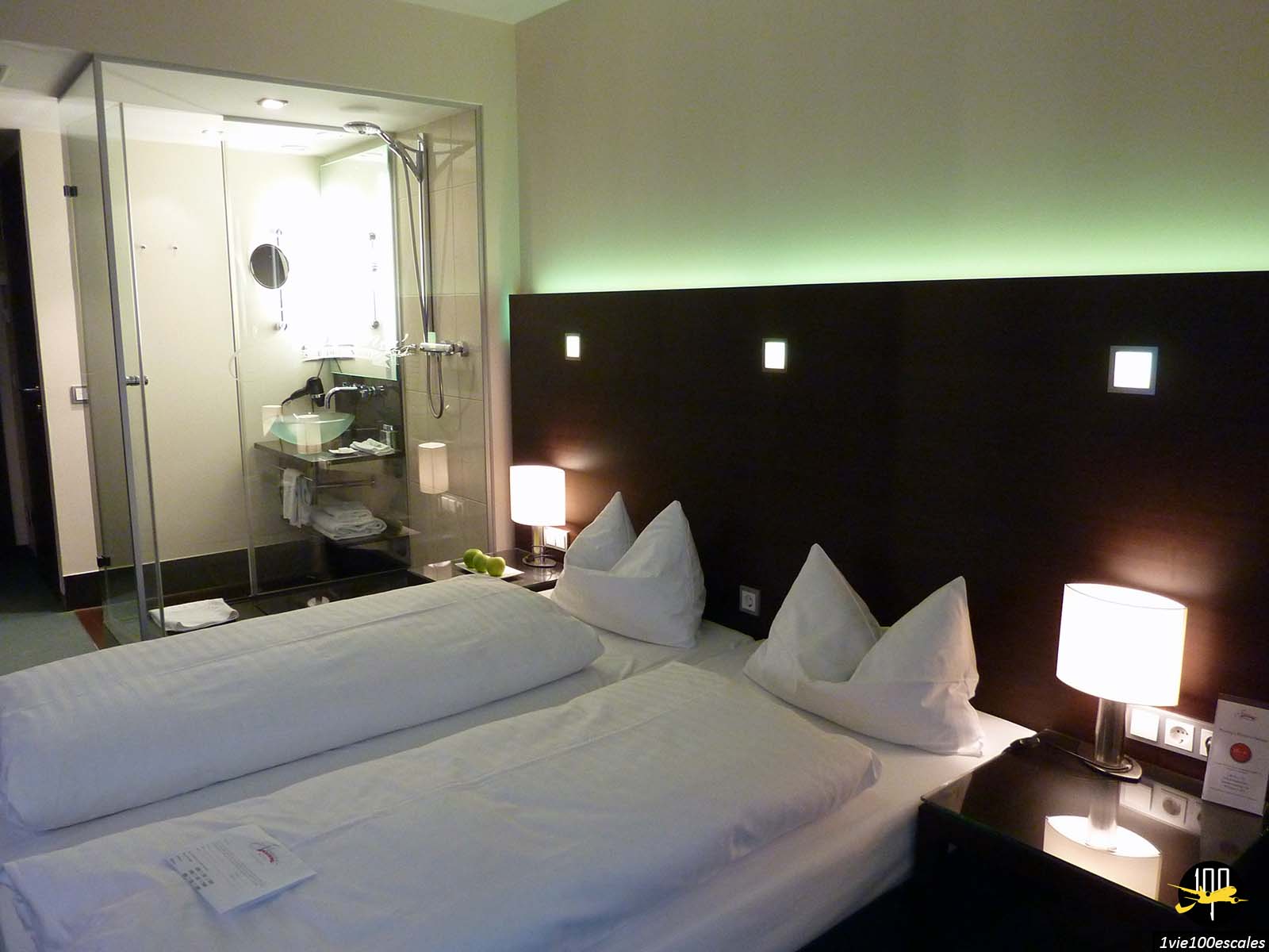 La chambre avec la douche vitrée du Flemings Conference Hotel de Vienne