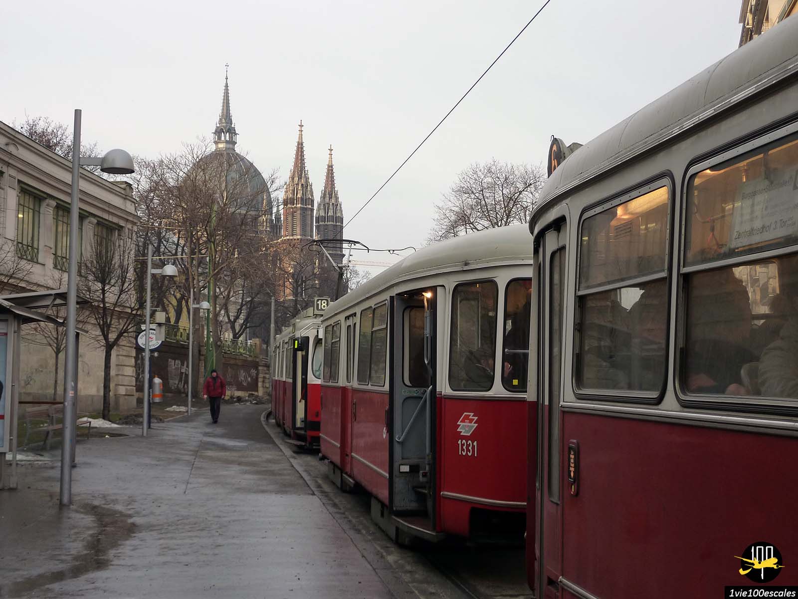 Le tramway rouge de Vienne devant la belle église Maria vom Siege