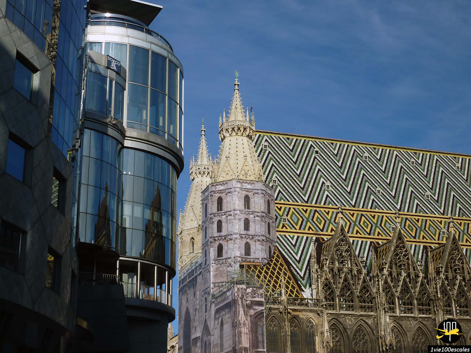 Le contraste architectural du centre historique de Vienne avec le Stephansdom et un hôtel moderne