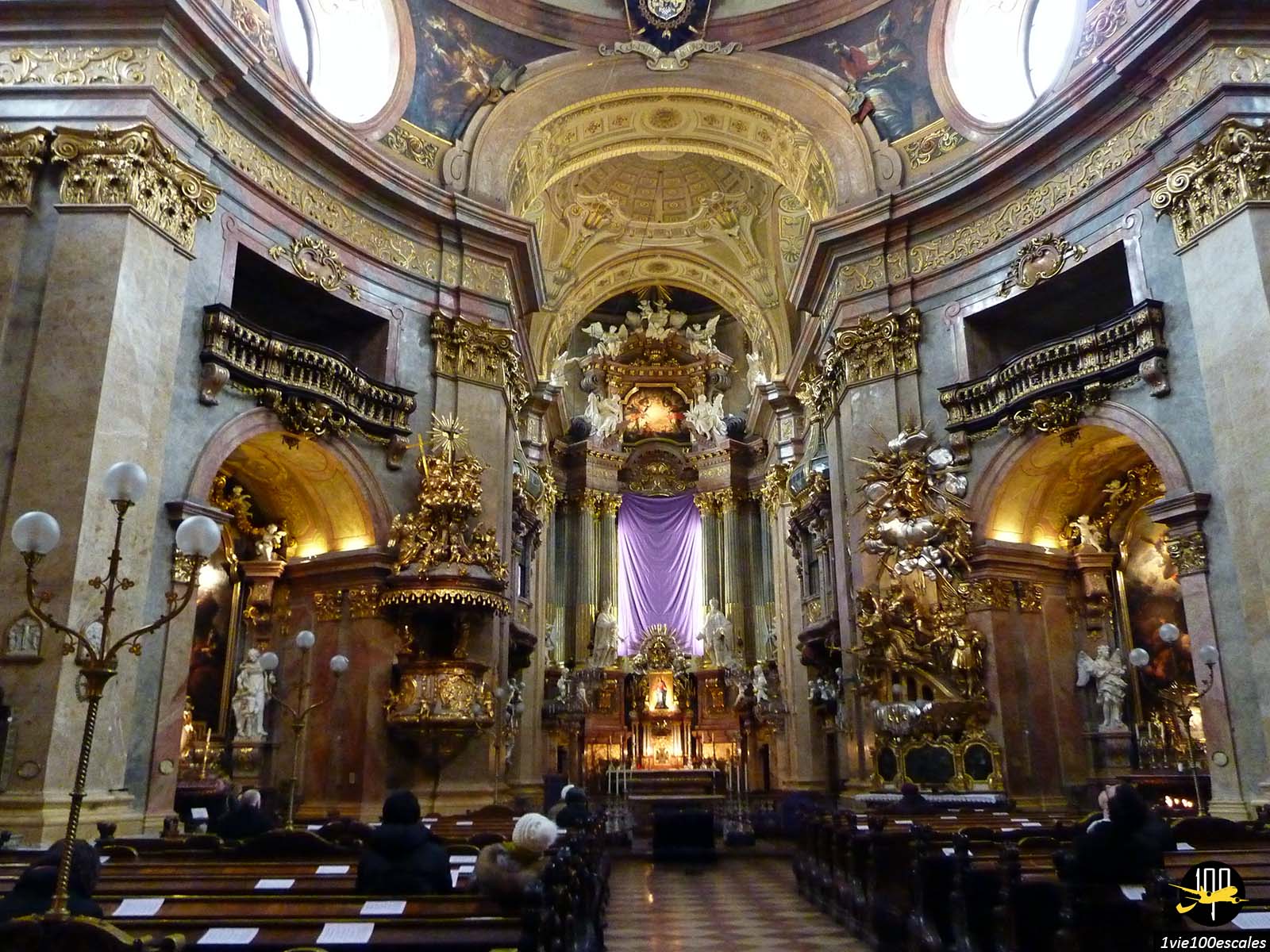 L'intérieur doré de la Peterskirche dans le centre historique de Vienne
