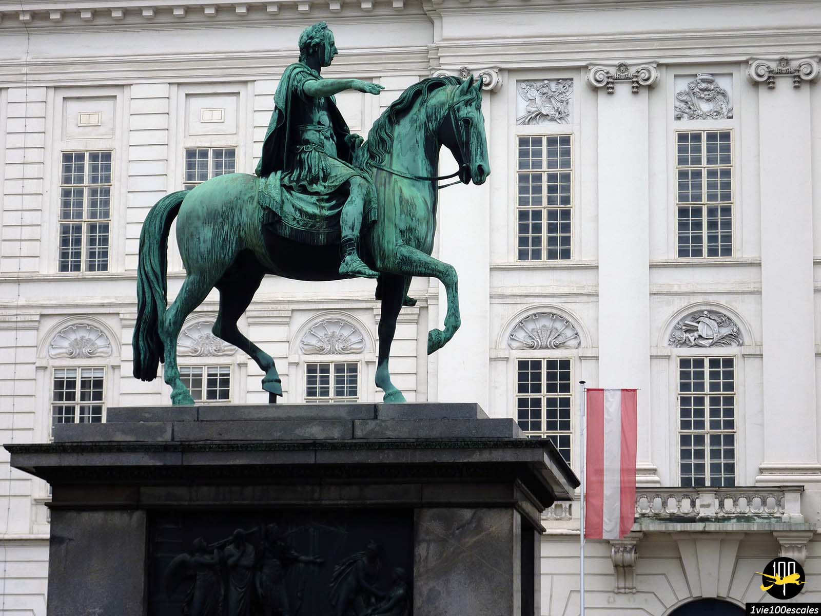 Des statues équestres à l'Opéra de Vienne en Autriche