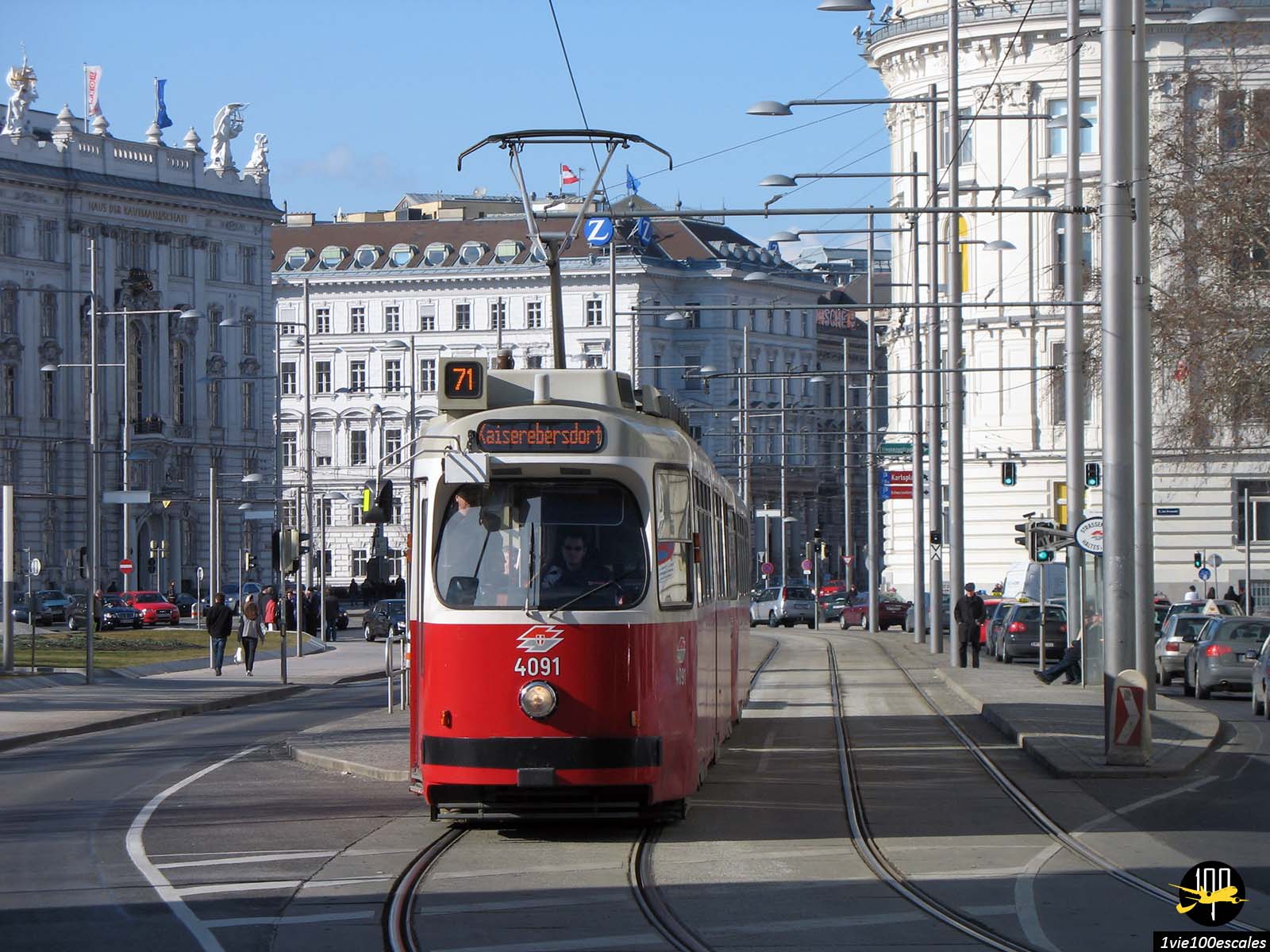 Le tramway rouge de Vienne sur la Schwarzenbergplatz