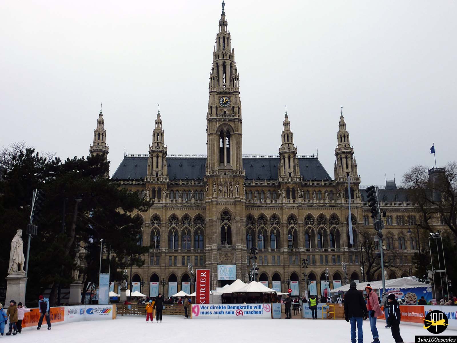 La patinoire devant le Rathausplatz de Vienne en Autriche