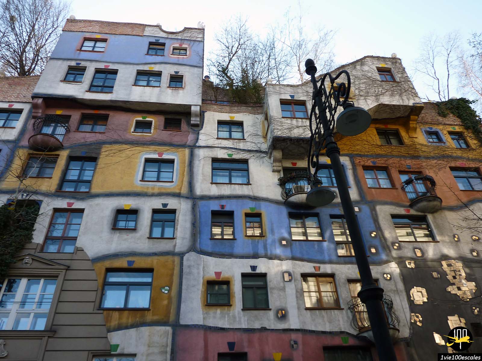 la maison colorée Hundertwasserhaus est sans aucun doute l'immeuble de logements le plus original de Vienne