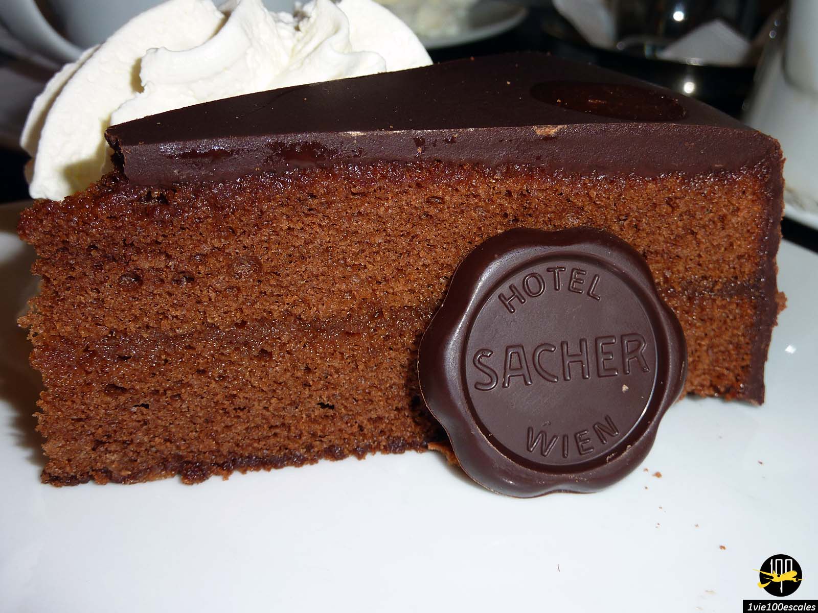 L'une des confiseries les plus célèbres de Vienne. icône de la ville, la Sachertorte est un gâteau au chocolat noir avec une confiture d'abricot au milieu, décorée d'un miroir miroitant et d'un glaçage en italique