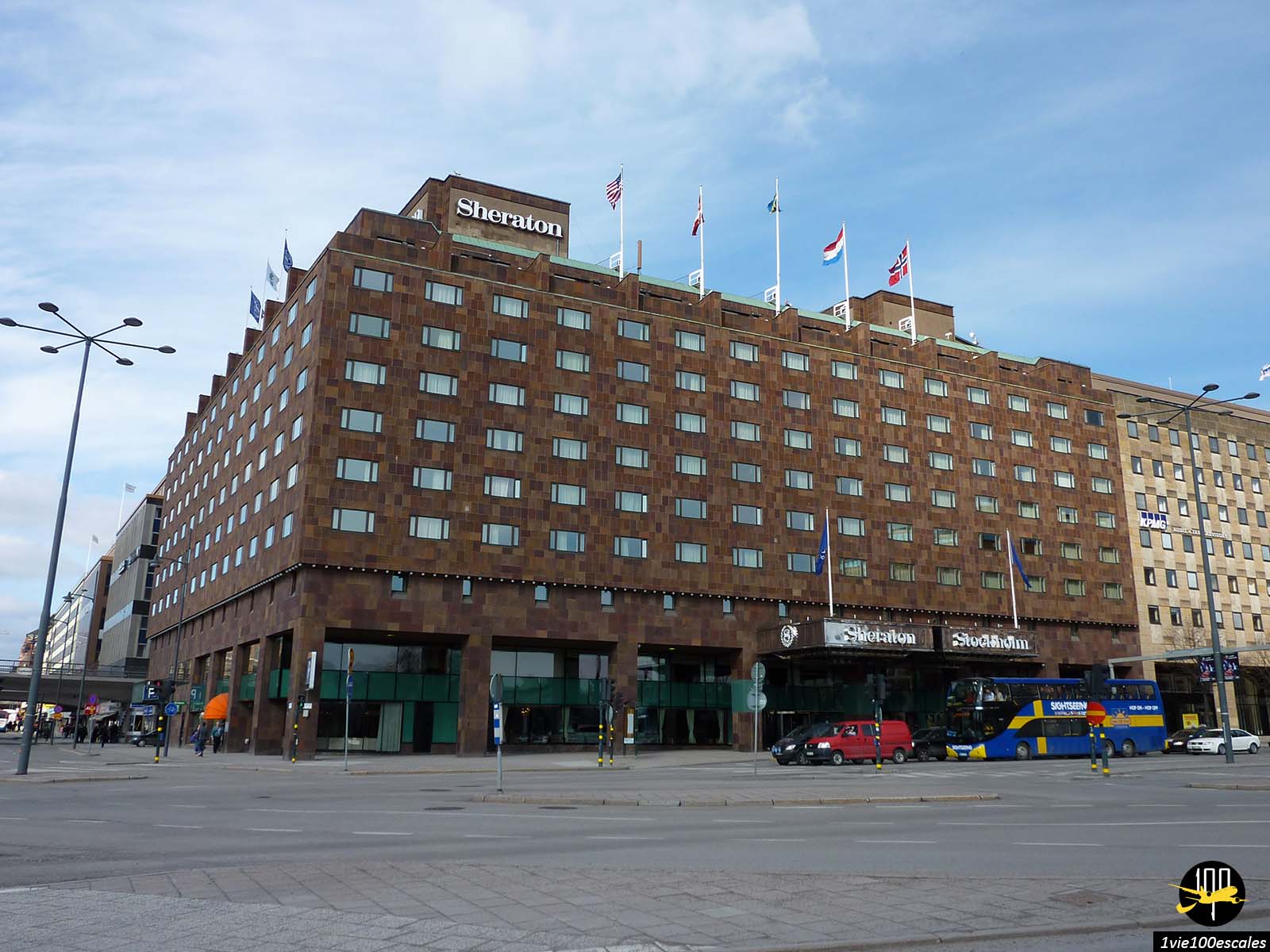 À quelques pas seulement de la gare centrale et de la vieille ville, le Sheraton Stockholm Hotel se trouve en plein cœur de Stockholm, pour vous permettre de profiter pleinement de tous les charmes de la ville.