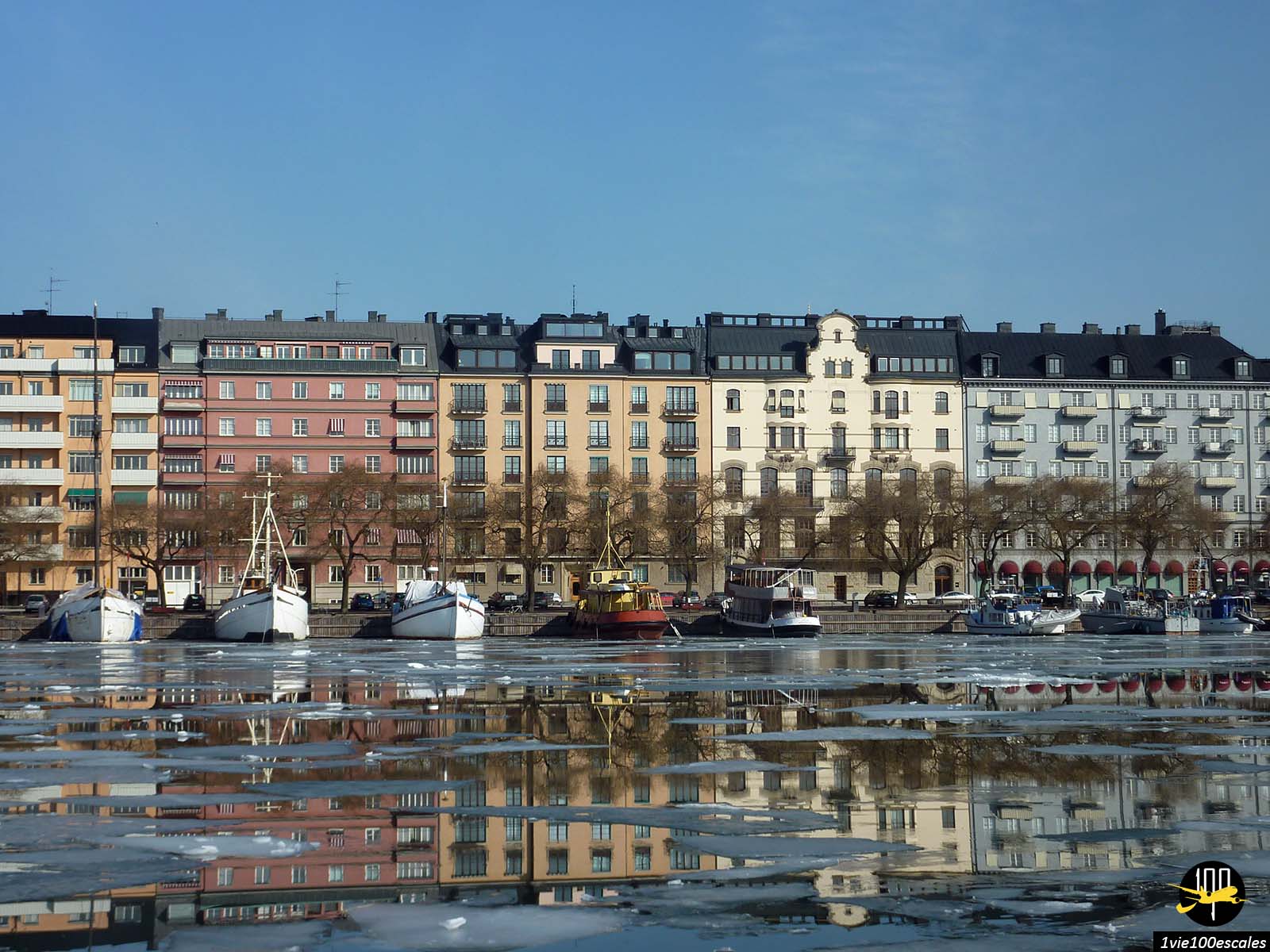 Les façade colorées du quai Norr Mälarstrand au bord de l'eau
