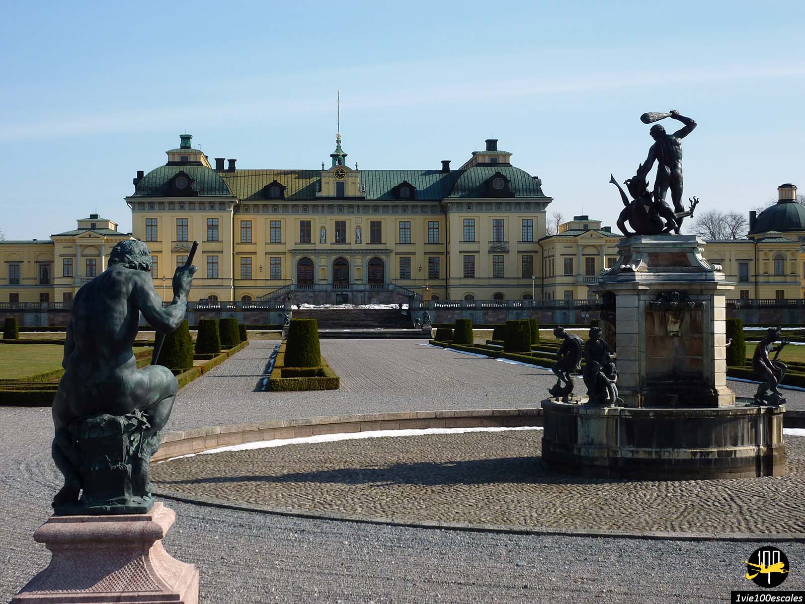 Les statues dans le parc du château de Drottningholm près de Stockholm en Suède