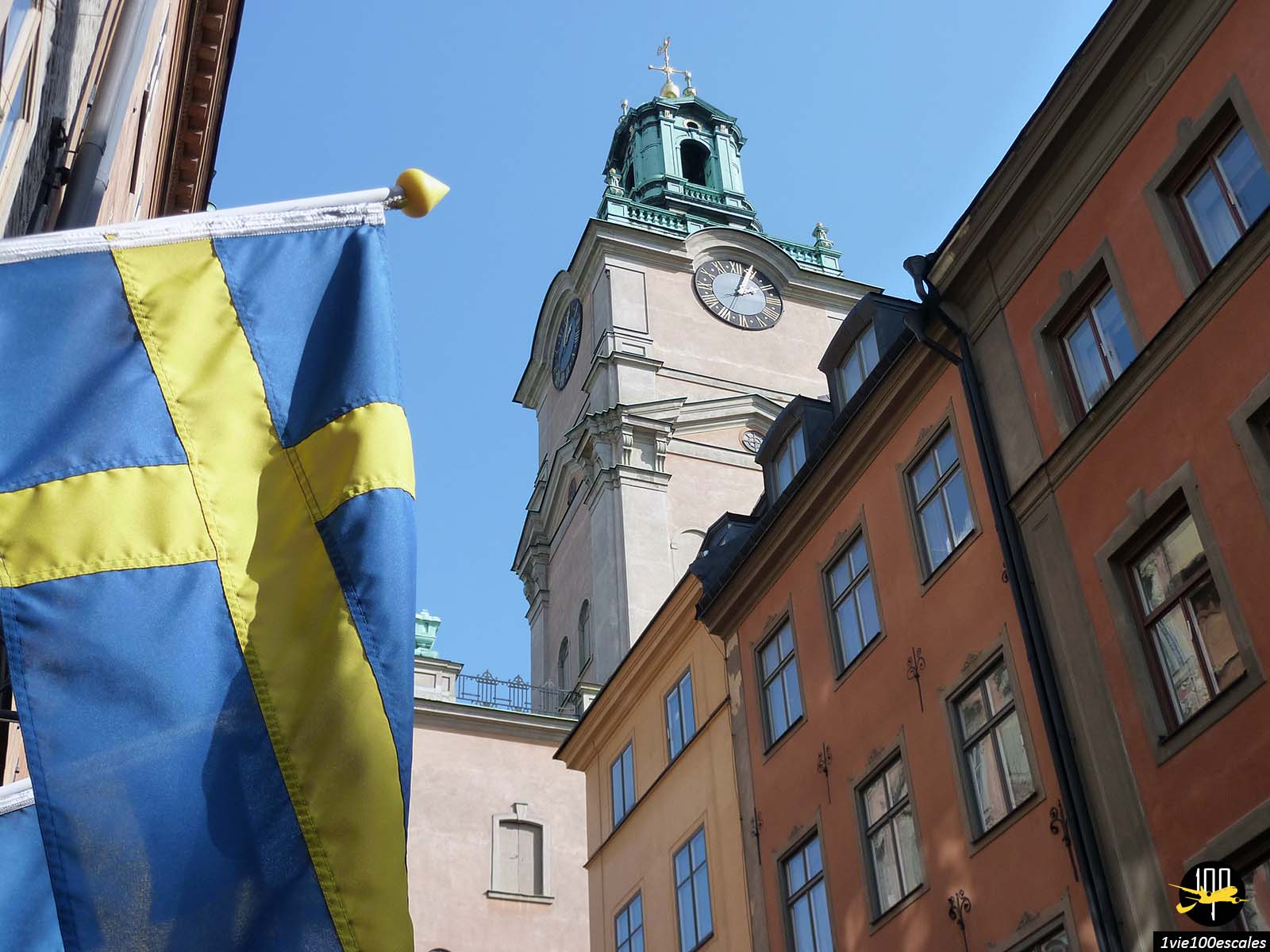 L'église Saint Nicolas dépassant les façades des immeubles de la vieille ville de Stockholm
