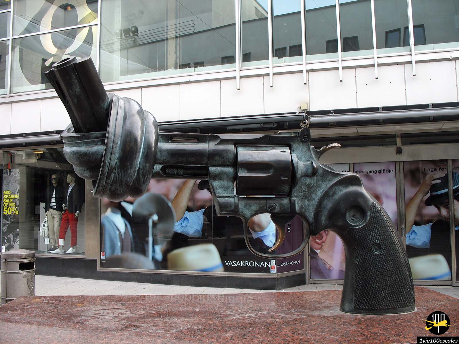 Sculpture d'un pistolet noué dans une rue du centre de Stockholm