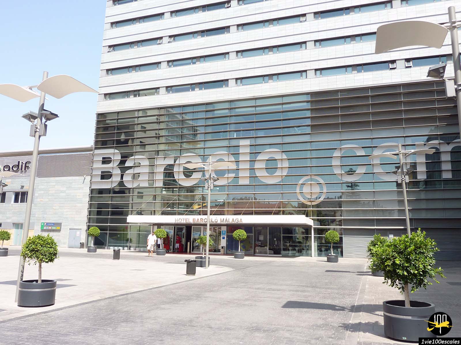L'entrée de l'hotel Barceló Málaga situé juste à côté de la gare