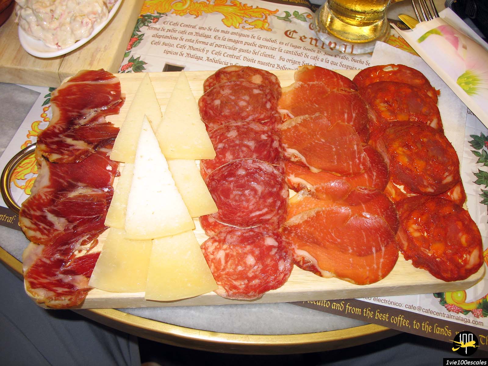 Une planchette de fromages et de charcuterie au Café Central de Malaga