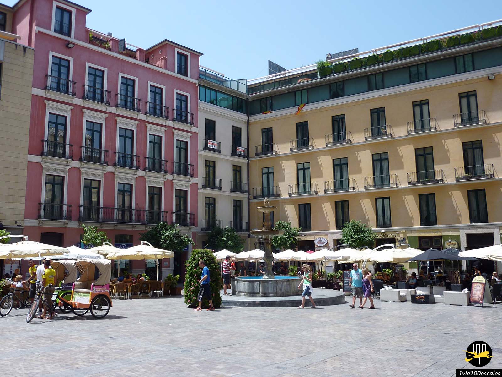 La Plaza del Obispo avec ses immeubles colorés en façe de la cathédrale de Malaga