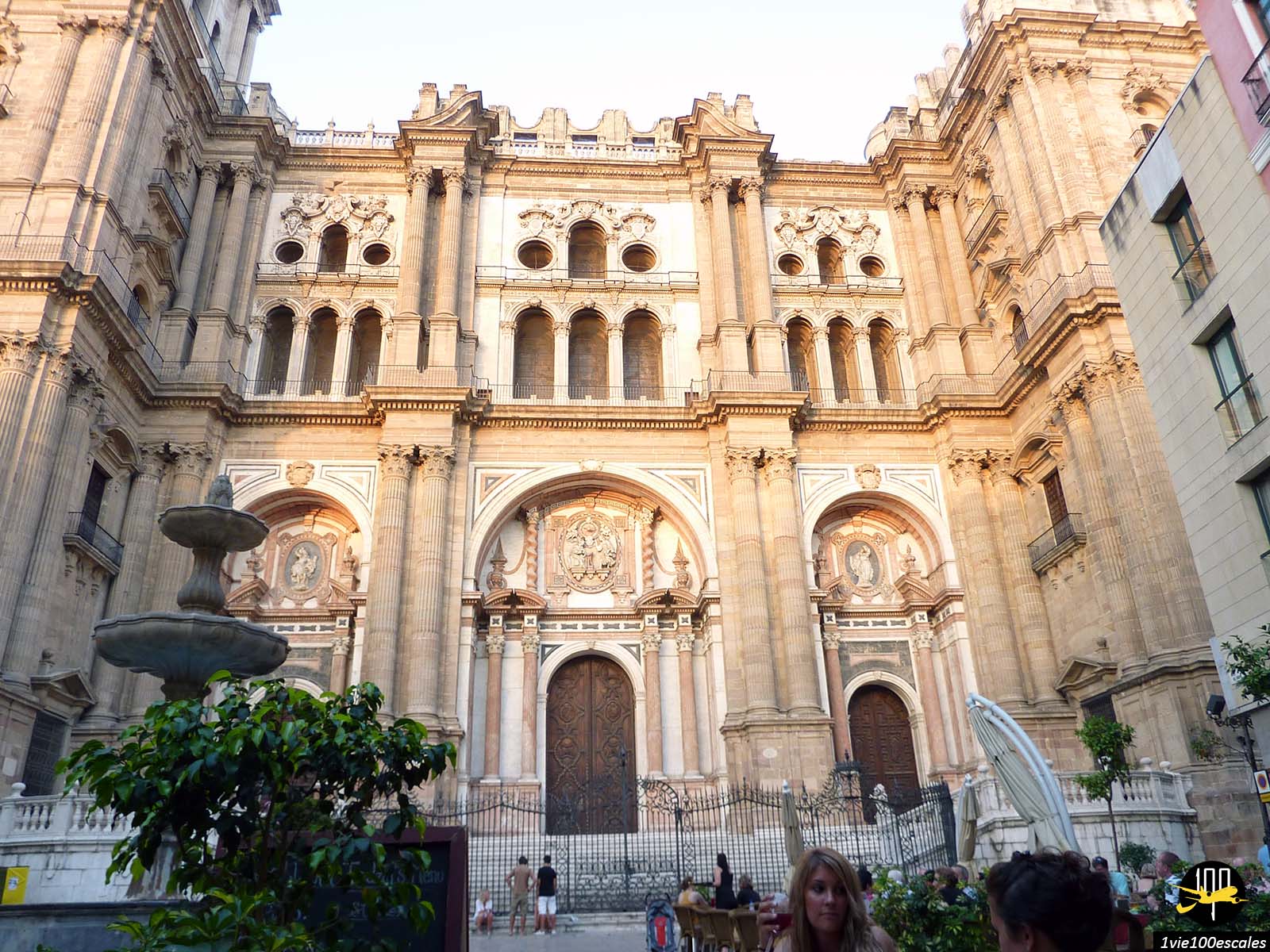 La Cathédrale de l'Incarnation de Malaga au coucher du soleil