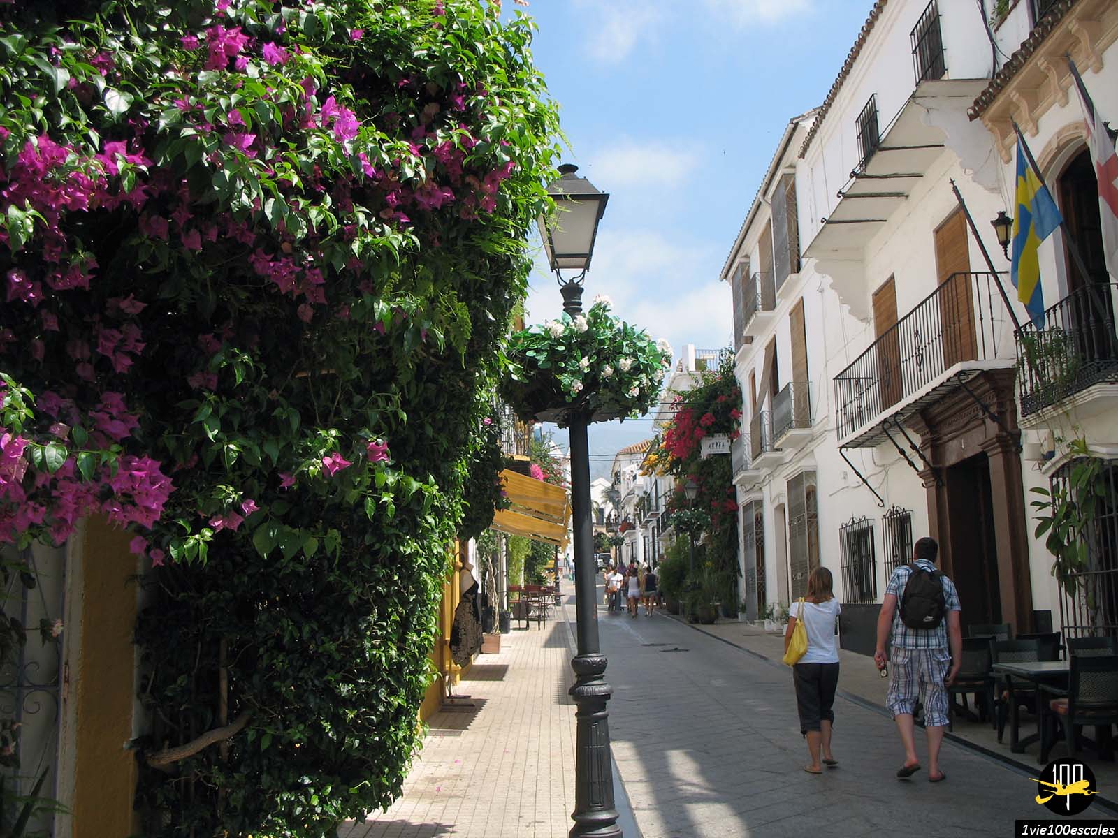 Les ruelles fleuries dans la vieille ville de Marbella en Espagne