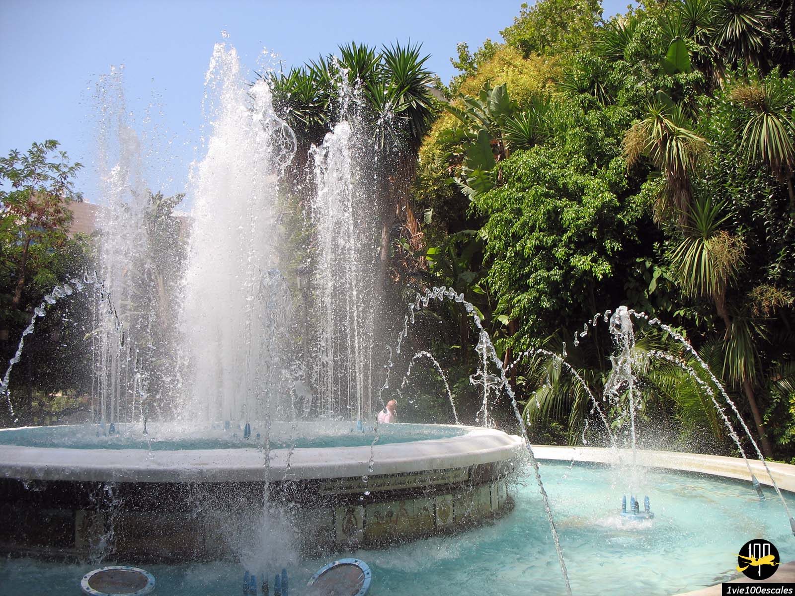 La belle fontaine Fuente Virgen del Rocío dans le centre de Marbella