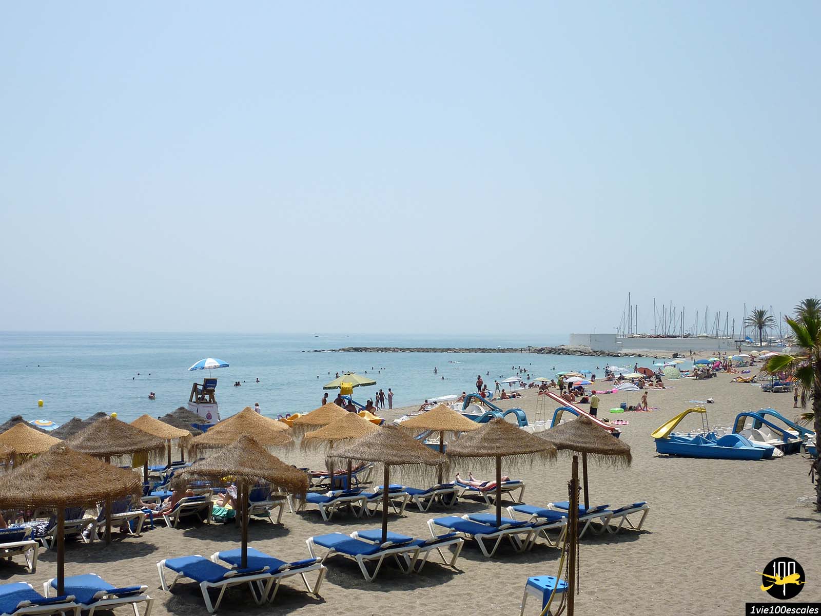 Les chaises longues sur la Playa de Venus de Marbella au bord de la mer