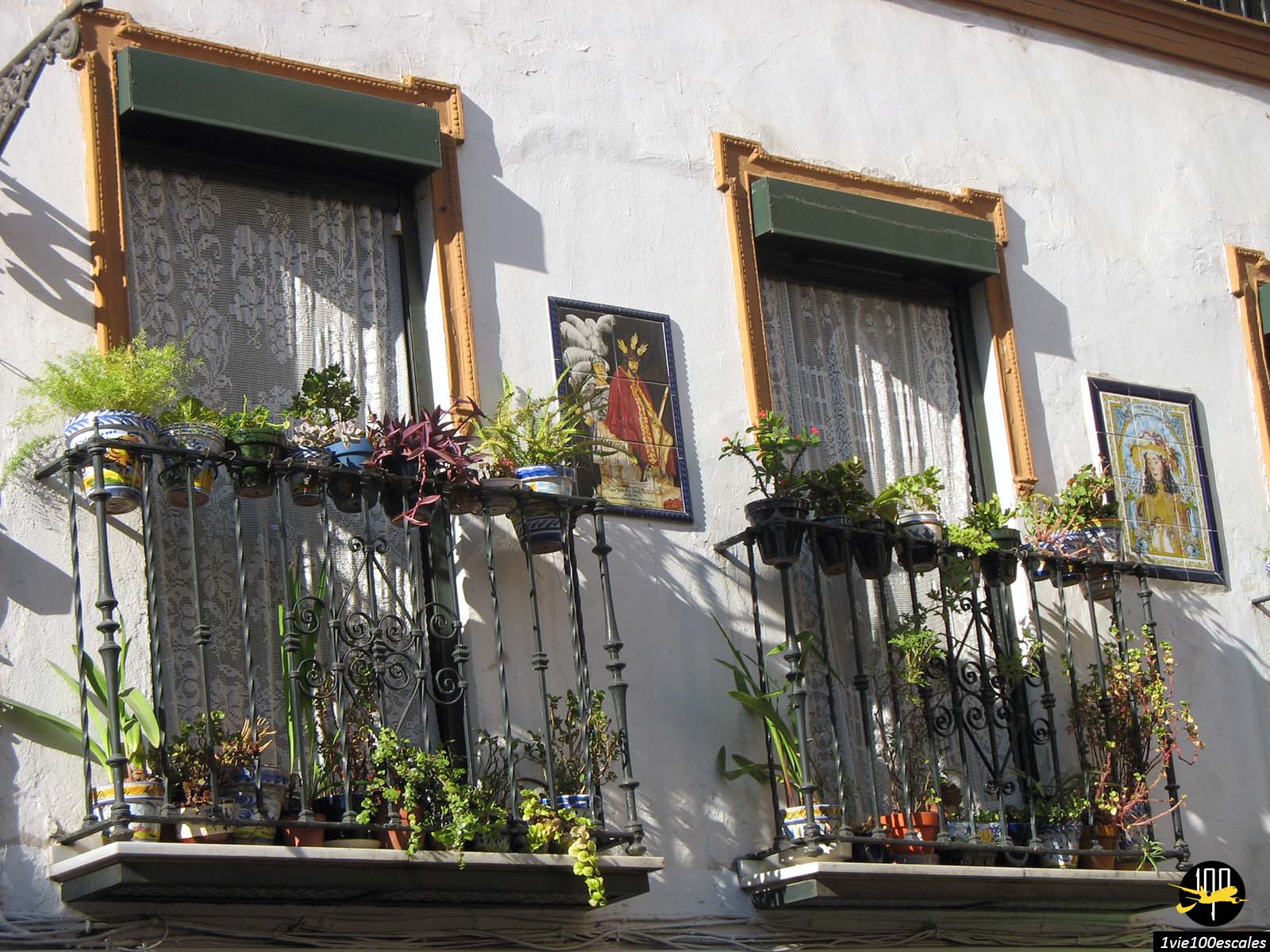 Les balcons fleuris et les azulejos des maisons dans la vieille ville de Séville