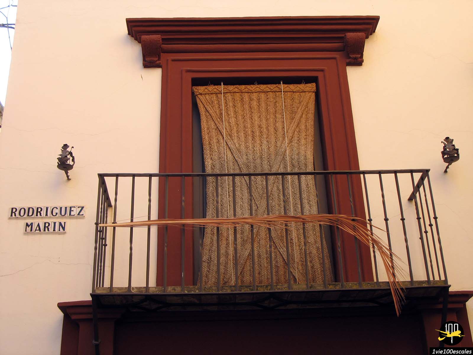 Un beau balcon dans la Calle Rodríguez Marín dans le centre historique de Séville