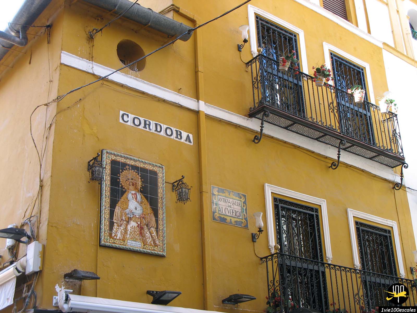 Un vieil immeuble avec des azulejos dans la Antigua Calle de Alcuceros de Séville