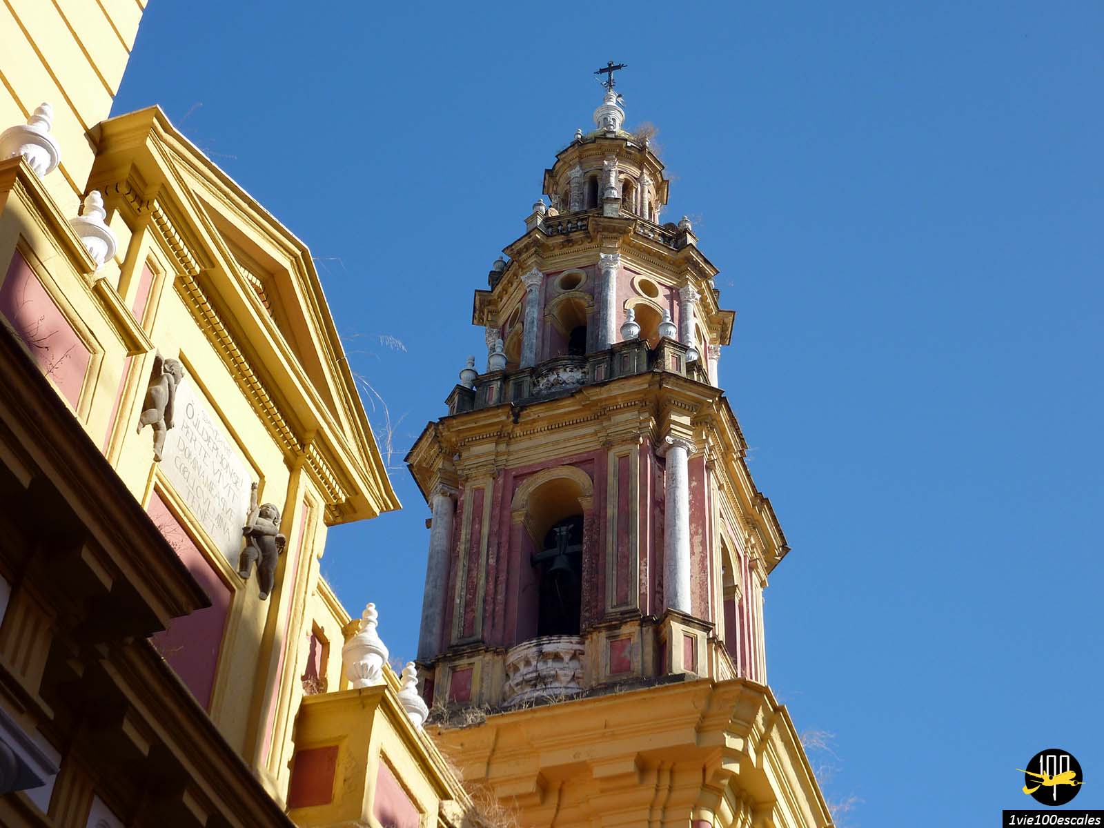 Les belles couleurs de l'église de San Ildefonso à Séville