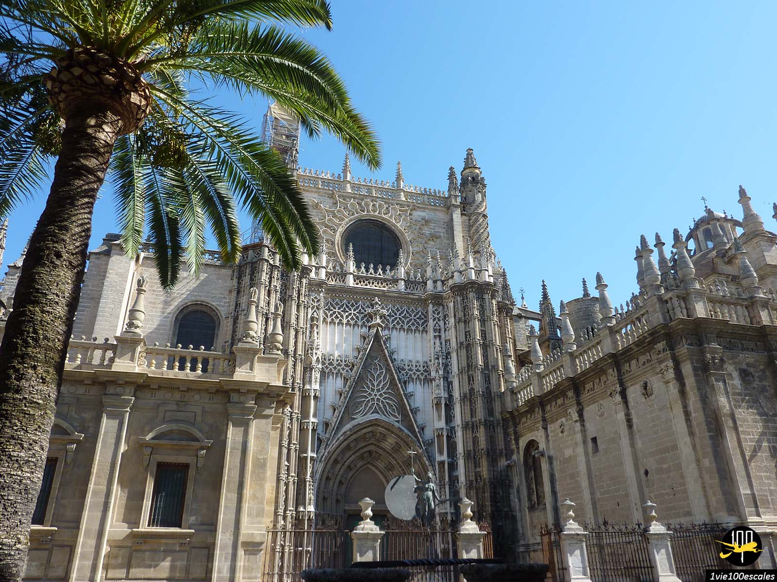 La Cathédrale de Séville compte 10 portes ; la Puerta de la Asunción est la porte principale du temple
