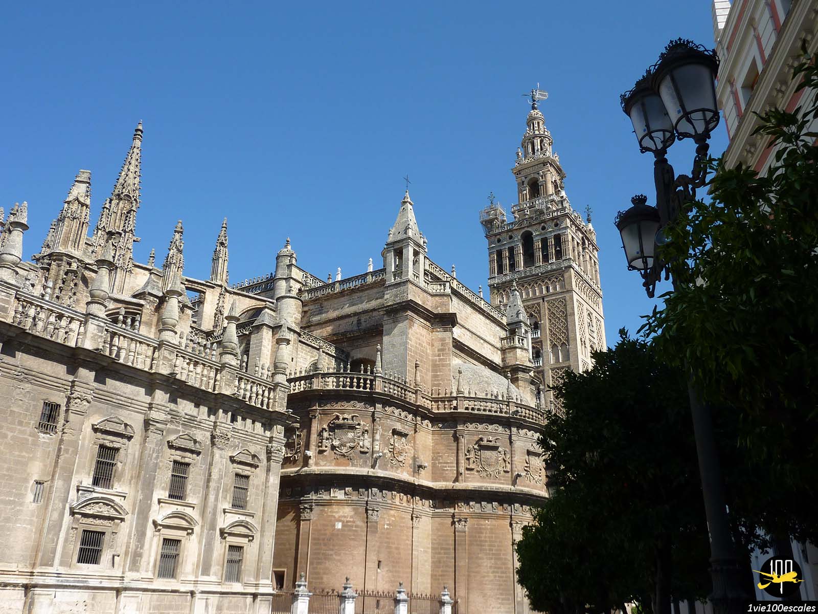 Le minaret de la cathédrale de Séville, la Giralda, est la tour de la mosquée qui fut conservée après la démolition de celle-ci