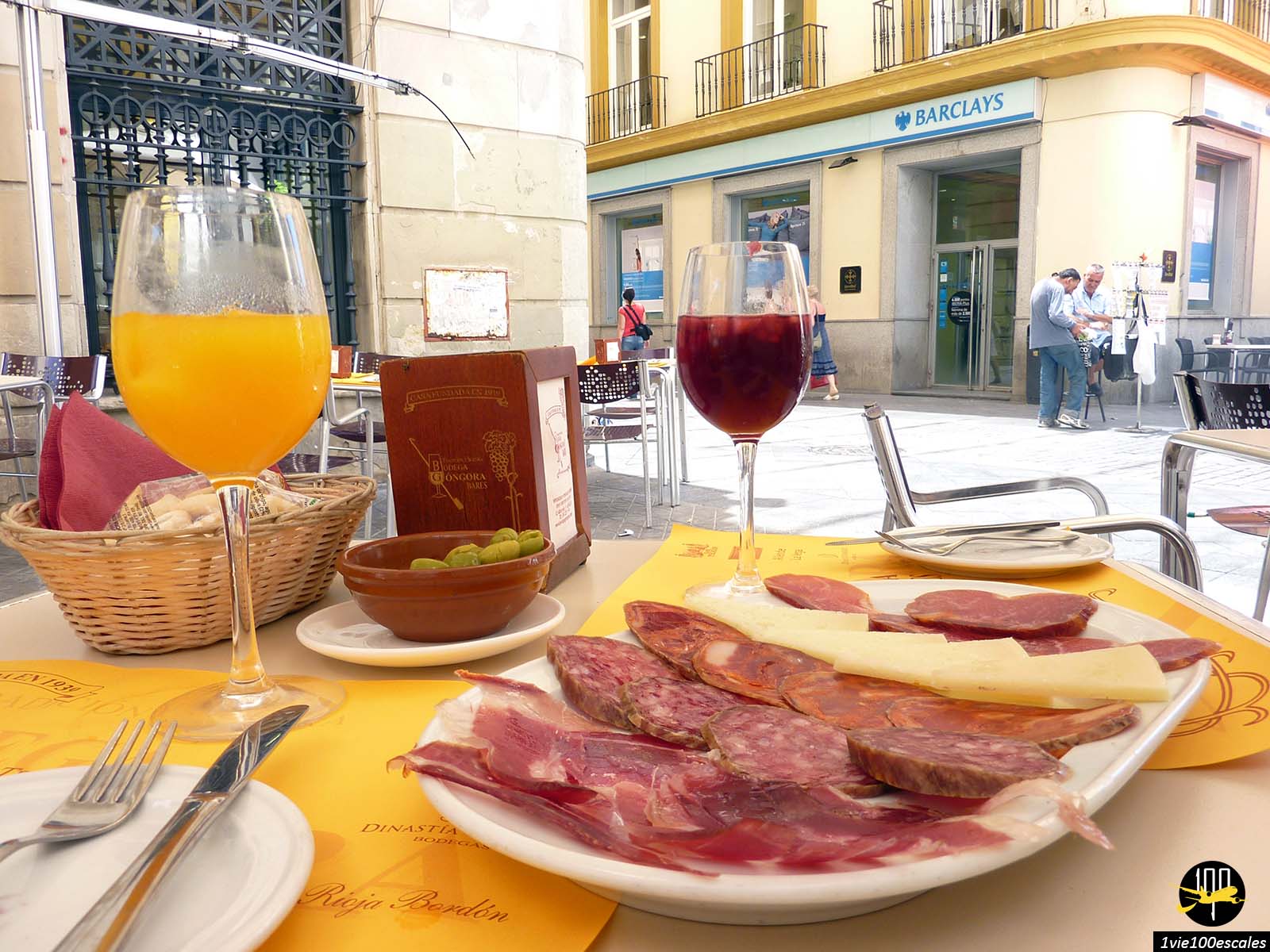 Pause déjeuner avec une assiette de charcuteries et de fromages à la Bodega Góngora de Séville