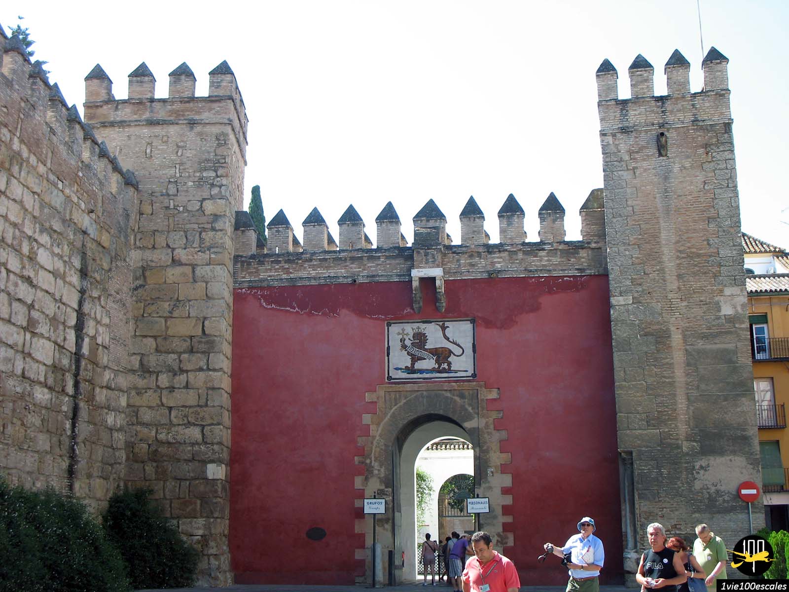 Entrée de l'alcazar royal de Séville construit au XIIe siècle, qui doit son nom au panneau de céramique représentant un lion qui la surmonte