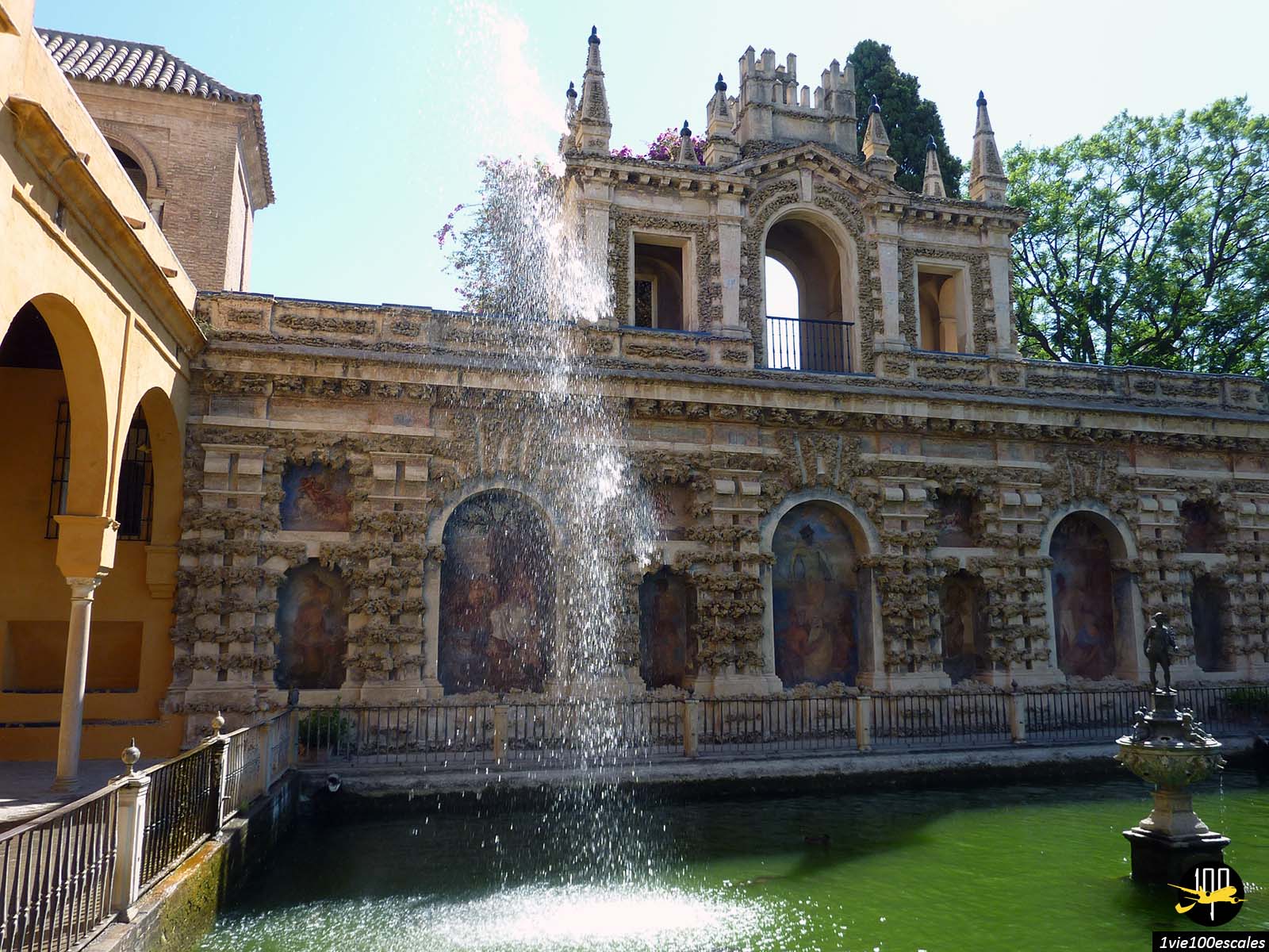 La fontaine de mercure dans le Jardín del Estanque l'un des jardins de l'Alcazar de Séville