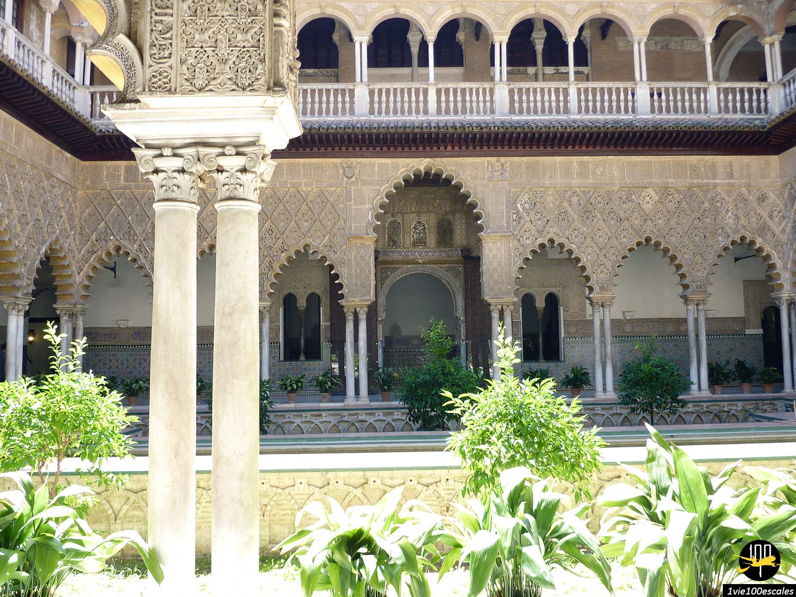 Le palais mudéjar mélange harmonieusement les styles islamique et hispano-chrétien et abrite des salles richement décorées de tapis