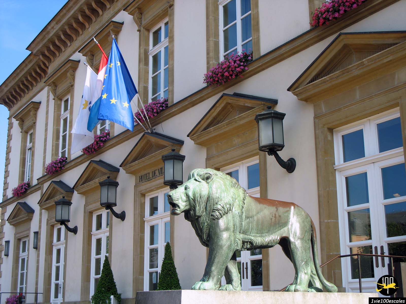Situé sur a place Guillaume II, très beau bâtiment néo classique, on peut admirer les deux lions en bronze qui encadre l'escalier