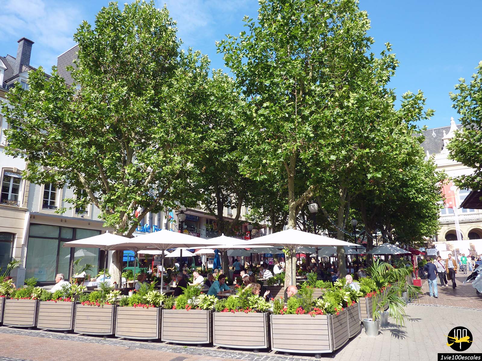 Les terrasses des restaurants sur la Place d'Armes à Luxembourg