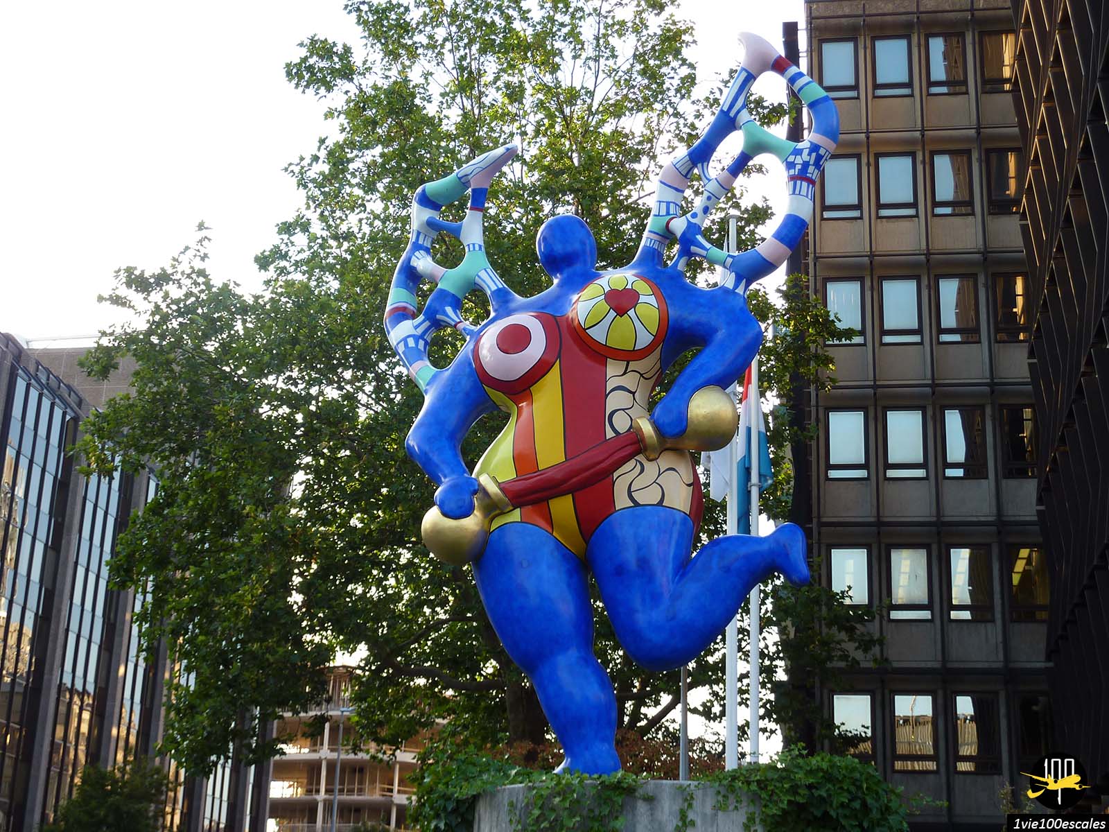 Statue Nana intitulée la Grande Tempérance de Niki de Saint Phalle au Luxembourg