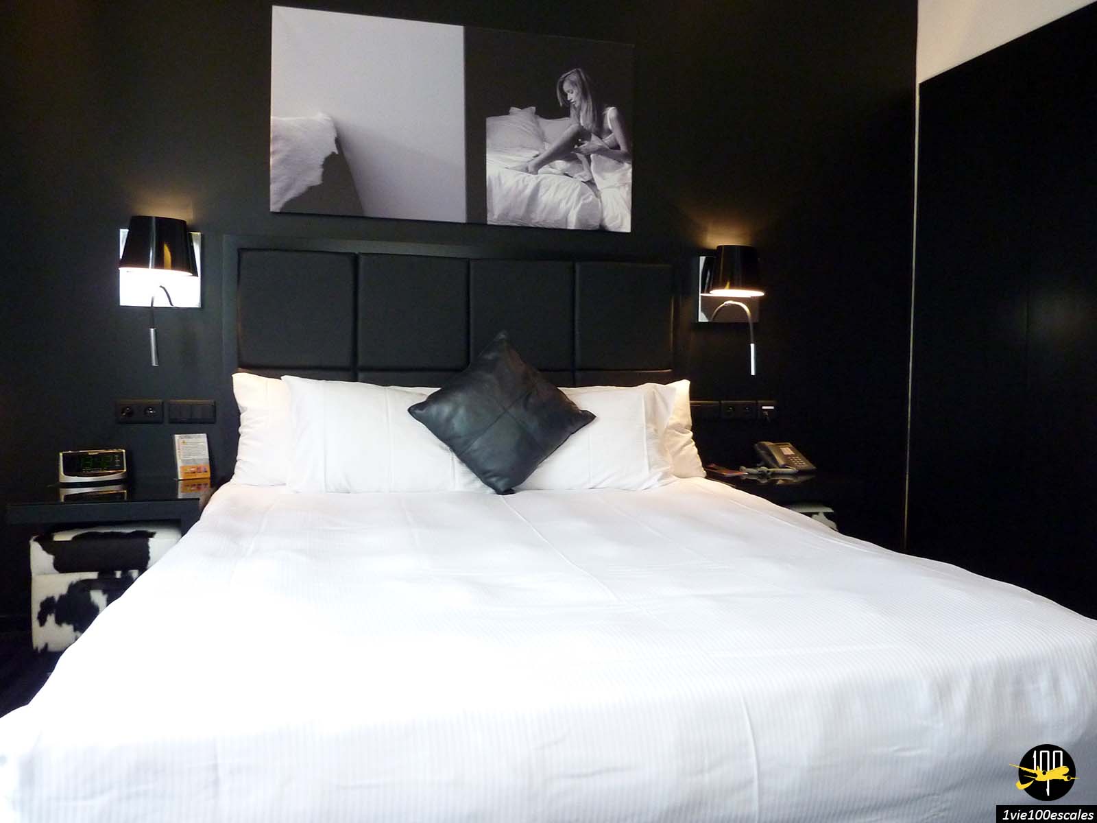 La belle chambre noire et blanche de l'Hôtel Be Manos à Bruxelles