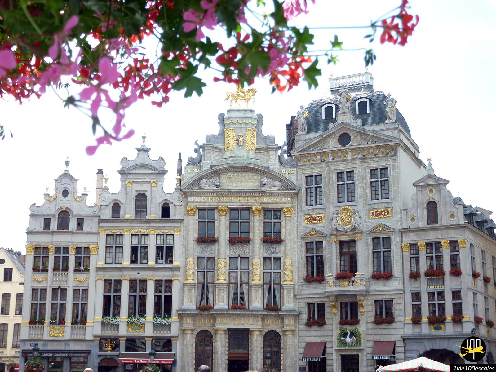 Les belles façades des immeubles de la Grand Place de Bruxelles en Belgique