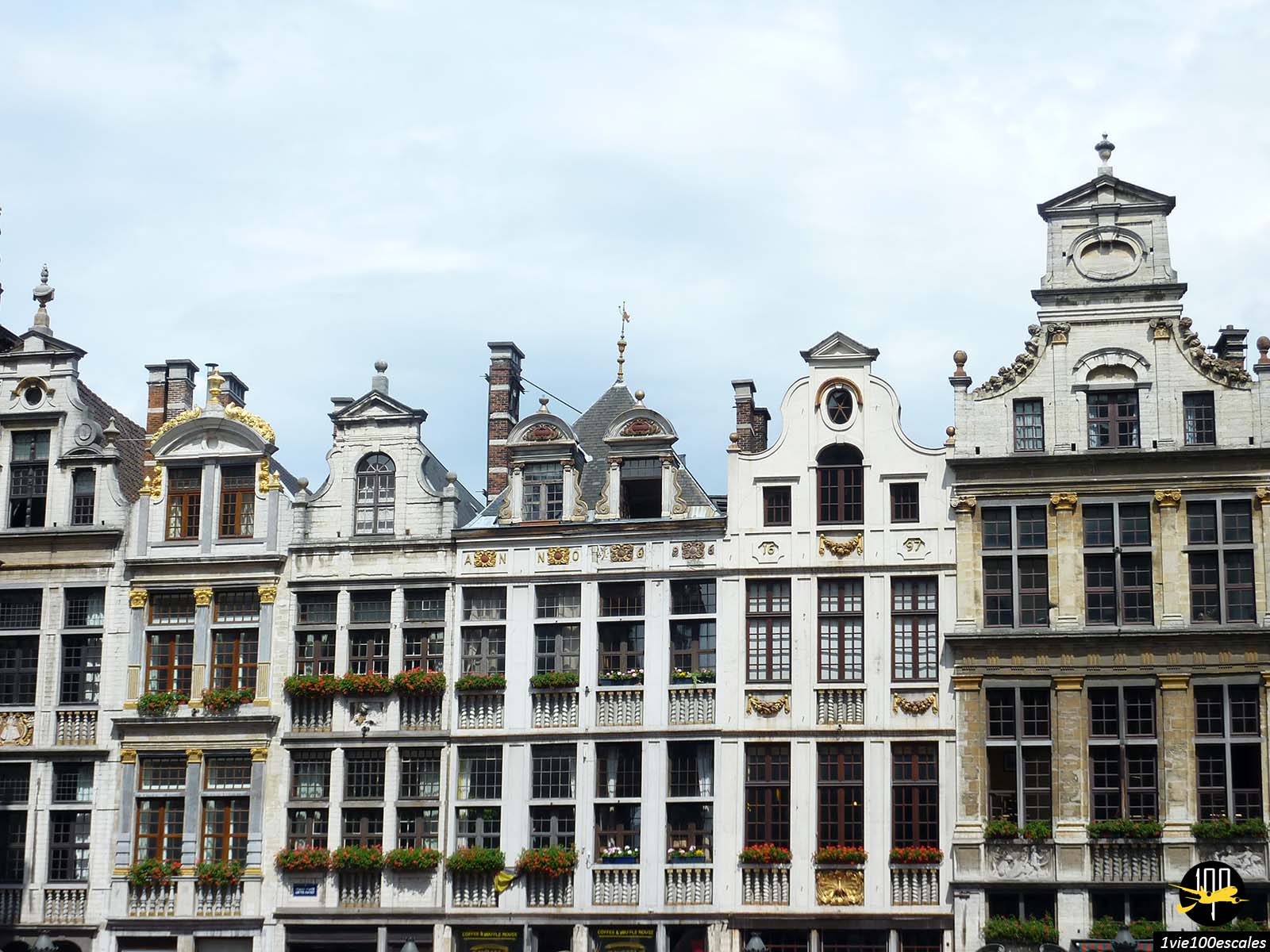 La façade de la Maison du Petit Renard et du Chêne sur la Grand Place de Bruxelles