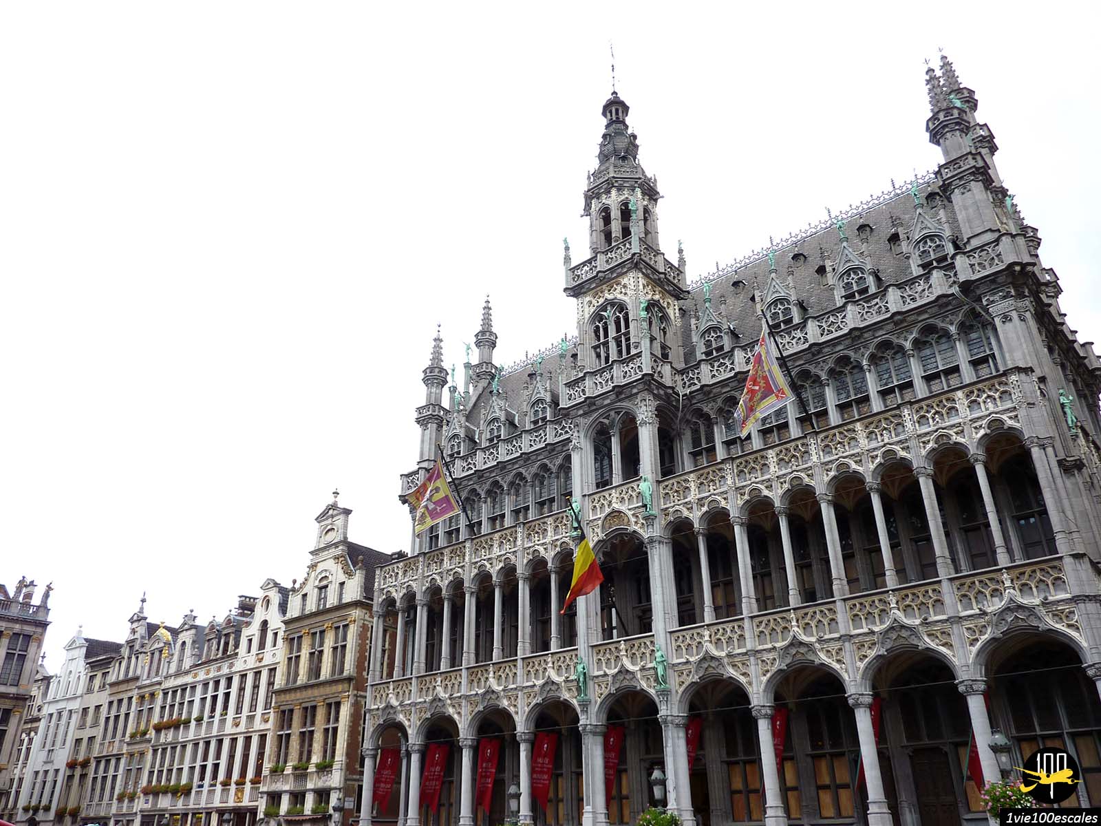 Chef-d'œuvre du néogothique, le bâtiment appelé Maison du Roi en français et Broodhuis en néerlandais est sur la Grand Place de Bruxelles