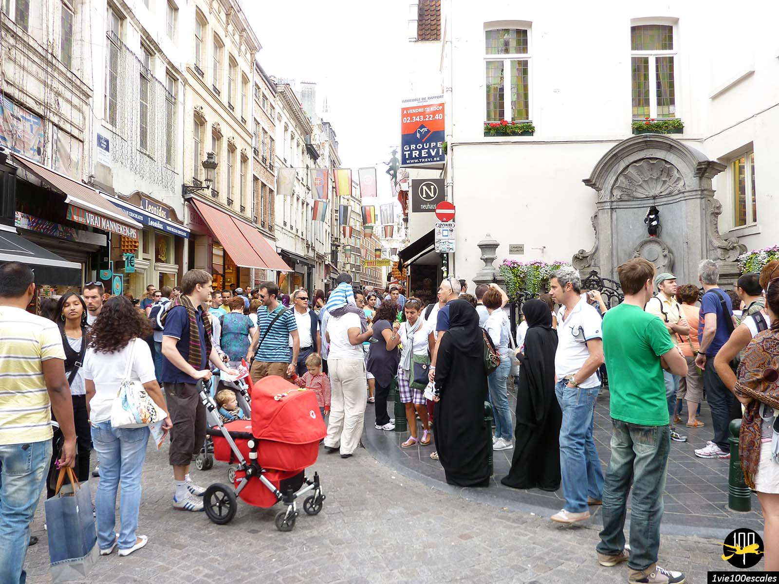 Les nombreux touristes devant la petite statue du Manneken-Pis à Bruxelles