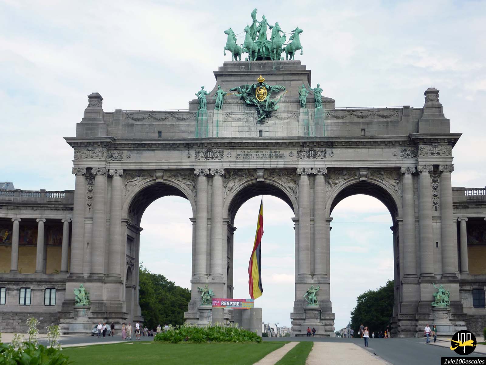 L'Arcade du Cinquantenaire est une magnifique triple arche à Bruxelles commandée par Léopold II de Belgique