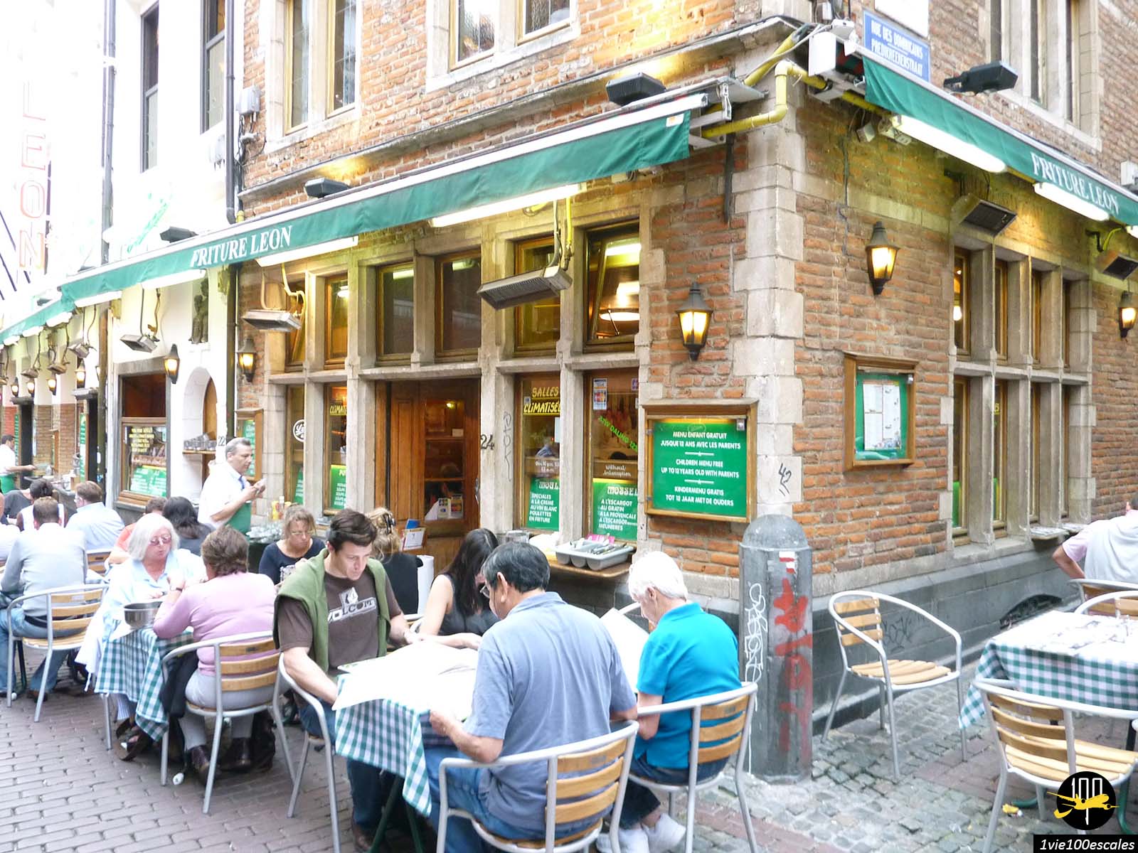 La terrasse du célèbre restaurant Chez Léon dans la rue des Bouchers de Bruxelles