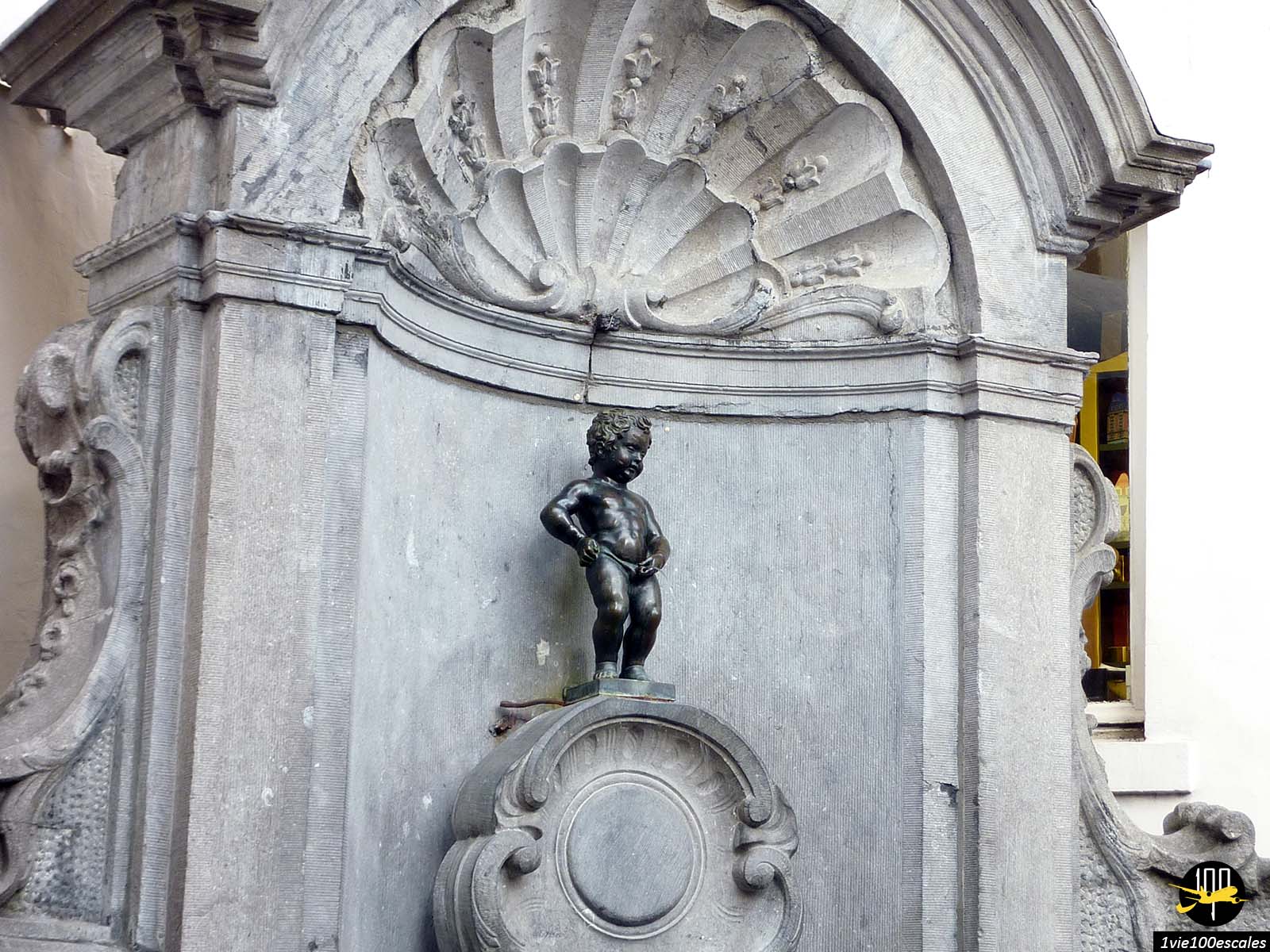 Véritable symbole de la ville de Bruxelles dans le monde entier, le Manneken pis, autrement connu sous le nom de Petit Julien surprend tous ceux qui l'aperçoivent la première fois par sa petite taille