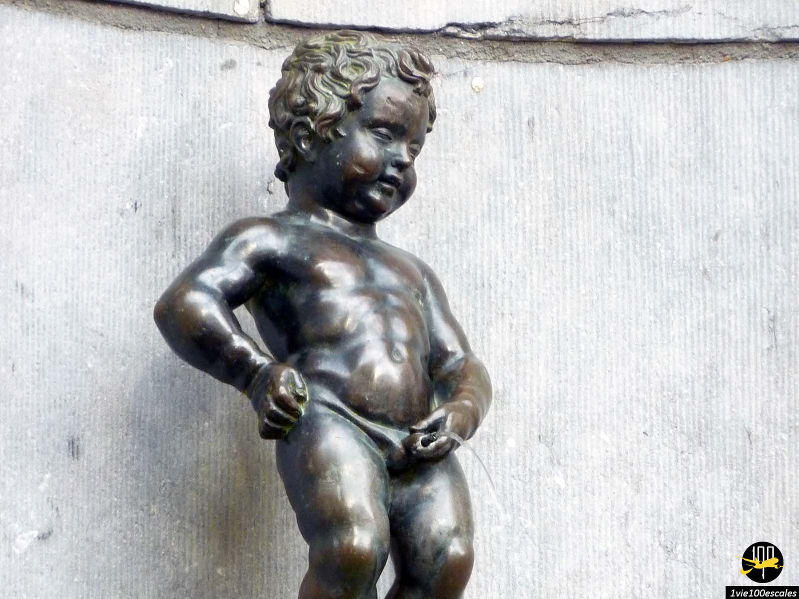 Haut comme trois pommes, avec ses 58 cm, Manneken Pis est passé du statut de fontaine à celui de symbole de Bruxelles, connu dans le monde entier